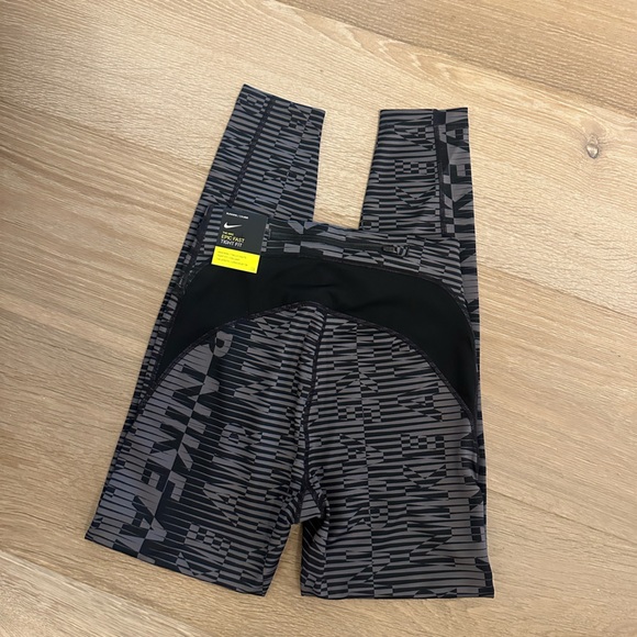 NWT 🌟 Nike Epic fast Black and Gray Leggings - Picture 2 of 10